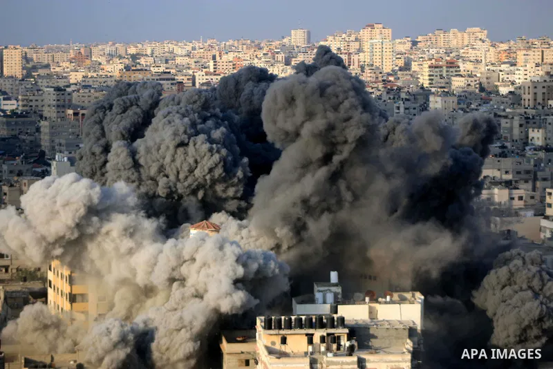 A picture taken on August 9, 2018 shows smoke plumes risisng following an Israeli air strike in Gaza City. Photo by Mahmoud Khattab