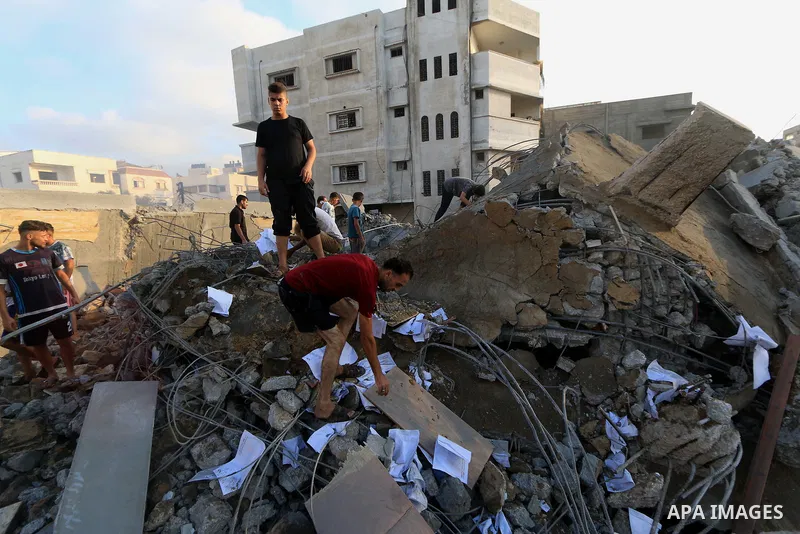 Palestinians inspect the rubble of a building following an Israeli air strike on Gaza City, on August 9, 2018. Photo by Mahmoud Khattab