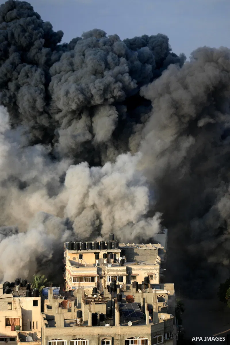 A picture taken on August 9, 2018 shows smoke plumes risisng following an Israeli air strike in Gaza City. Photo by Mahmoud Khattab