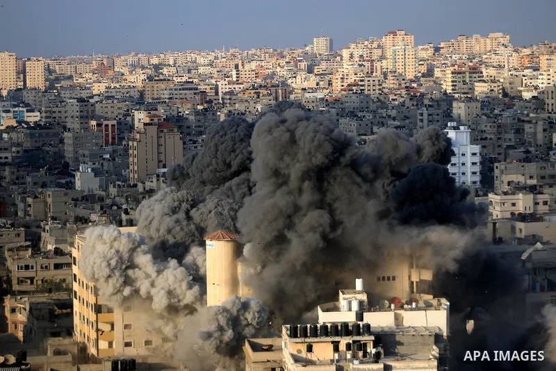 A picture taken on August 9, 2018 shows smoke plumes risisng following an Israeli air strike in Gaza City. Photo by Mahmoud Khattab