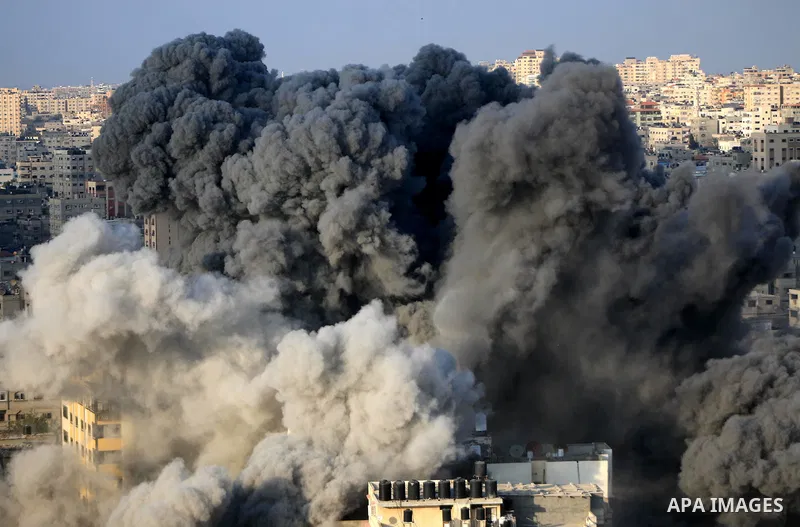 A picture taken on August 9, 2018 shows smoke plumes risisng following an Israeli air strike in Gaza City. Photo by Mahmoud Khattab