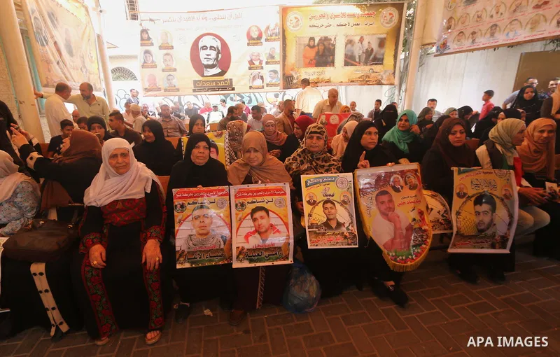 Palestinians take part in a protest to show solidarity with Palestinian prisoners held in Israeli jails, in front of Red cross office in Gaza city on August 13, 2018. Photo by Mahmoud Khattab