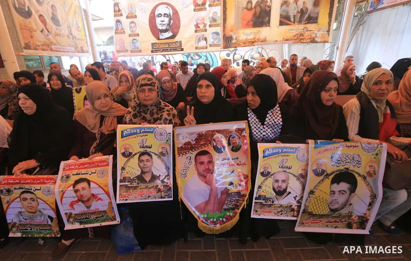 Palestinians take part in a protest to show solidarity with Palestinian prisoners held in Israeli jails, in front of Red cross office in Gaza city on August 13, 2018. Photo by Mahmoud Khattab