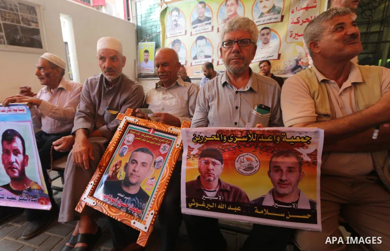 Palestinians take part in a protest to show solidarity with Palestinian prisoners held in Israeli jails, in front of Red cross office in Gaza city on August 13, 2018. Photo by Mahmoud Khattab