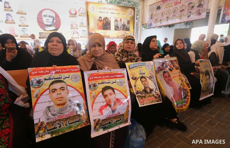 Palestinians take part in a protest to show solidarity with Palestinian prisoners held in Israeli jails, in front of Red cross office in Gaza city on August 13, 2018. Photo by Mahmoud Khattab