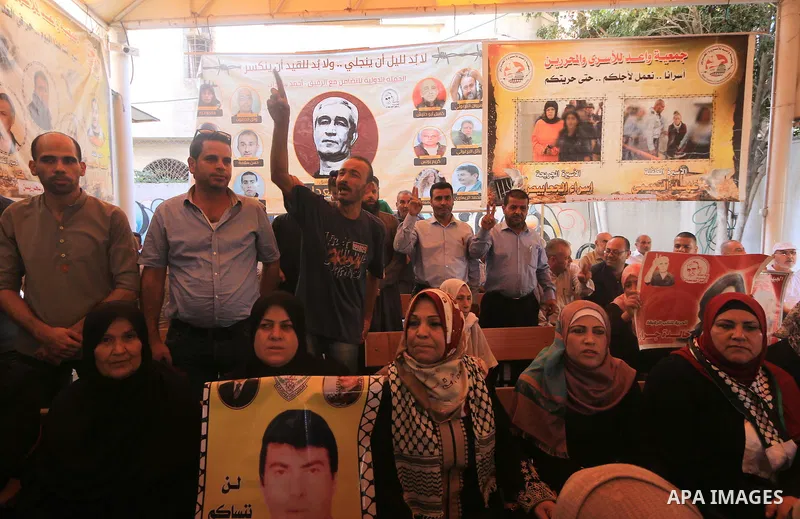 Palestinians take part in a protest to show solidarity with Palestinian prisoners held in Israeli jails, in front of Red cross office in Gaza city on August 13, 2018. Photo by Mahmoud Khattab