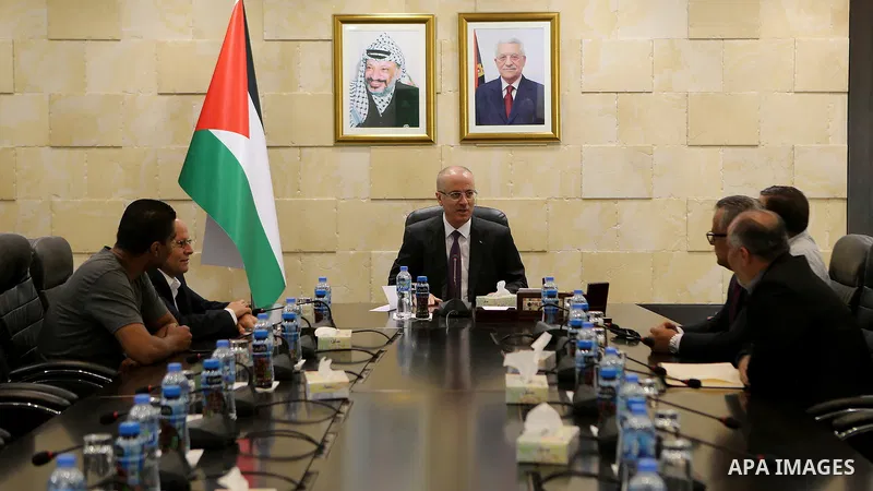 Palestinian Prime Minister, Rami Hamdallah, meets with a delegation from the Prisoners and Liberators Affairs Authority, in the West Bank city of Ramallah, on August 13, 2018. Photo by Prime Minister Office