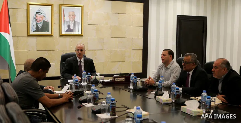 Palestinian Prime Minister, Rami Hamdallah, meets with a delegation from the Prisoners and Liberators Affairs Authority, in the West Bank city of Ramallah, on August 13, 2018. Photo by Prime Minister Office