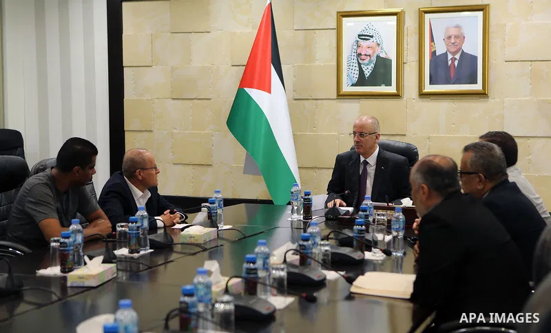 Palestinian Prime Minister, Rami Hamdallah, meets with a delegation from the Prisoners and Liberators Affairs Authority, in the West Bank city of Ramallah, on August 13, 2018. Photo by Prime Minister Office