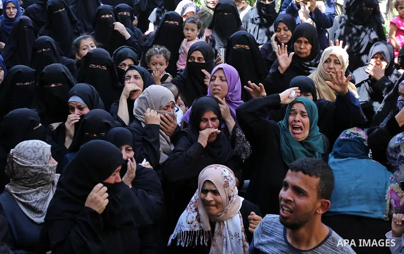 Relatives of Palestinian Wissam Hijazi, who died of wounds he sustained during clashes with Israeli troops, mourn during his funeral, in Khan Younis in the southern of Gaza Strip on August 13, 2018. Photo by Ashraf Amra