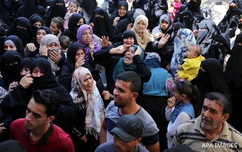 Relatives of Palestinian Wissam Hijazi, who died of wounds he sustained during clashes with Israeli troops, mourn during his funeral, in Khan Younis in the southern of Gaza Strip on August 13, 2018. Photo by Ashraf Amra