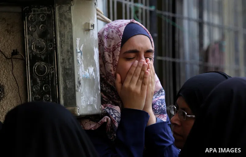 Relatives of Palestinian Wissam Hijazi, who died of wounds he sustained during clashes with Israeli troops, mourn during his funeral, in Khan Younis in the southern of Gaza Strip on August 13, 2018. Photo by Ashraf Amra