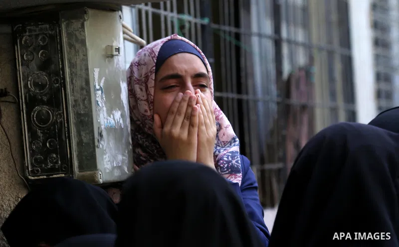 Relatives of Palestinian Wissam Hijazi, who died of wounds he sustained during clashes with Israeli troops, mourn during his funeral, in Khan Younis in the southern of Gaza Strip on August 13, 2018. Photo by Ashraf Amra