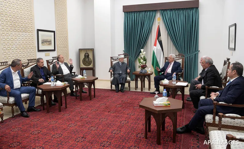 Palestinian President Mahmoud Abbas meets with the Mufti of Jerusalem, Sheikh Mohammed Hussein, and the governor of Jerusalem Adnan al-Husseini, in the West Bank city of Ramallah on August 17, 2018. Photo by Thaer Ganaim
