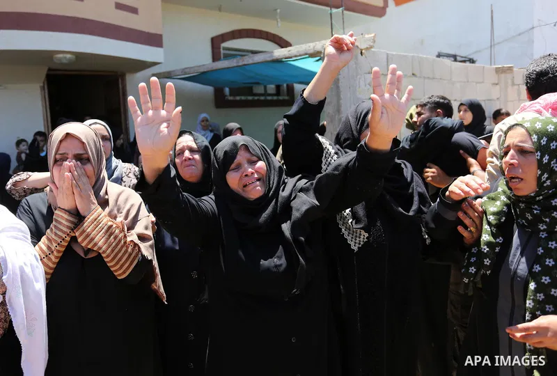 Relatives of Palestinian Karim Abu Fatayer, 30, member of the Islamist movement Hamas' military wing Al-Qassam Brigades who was killed by Israeli troops the day before during clashes at Israel-Gaza border, mourn during h...