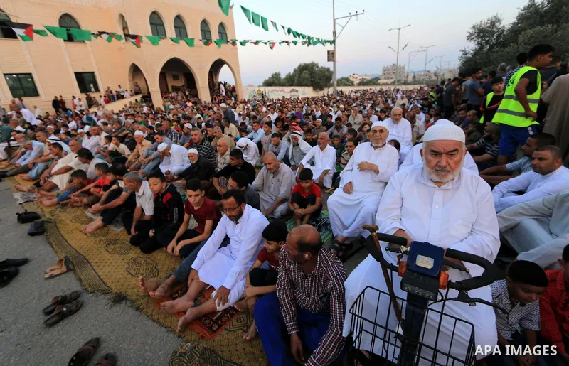 Palestinian muslims perform the prayer of Eid al-Adha or the feast of sacrifice, in al-Bureij refugee camp in the center of Gaza Strip, on August 21, 2018. Muslims around the world are celebrating Eid al-Adha, the "Feast...