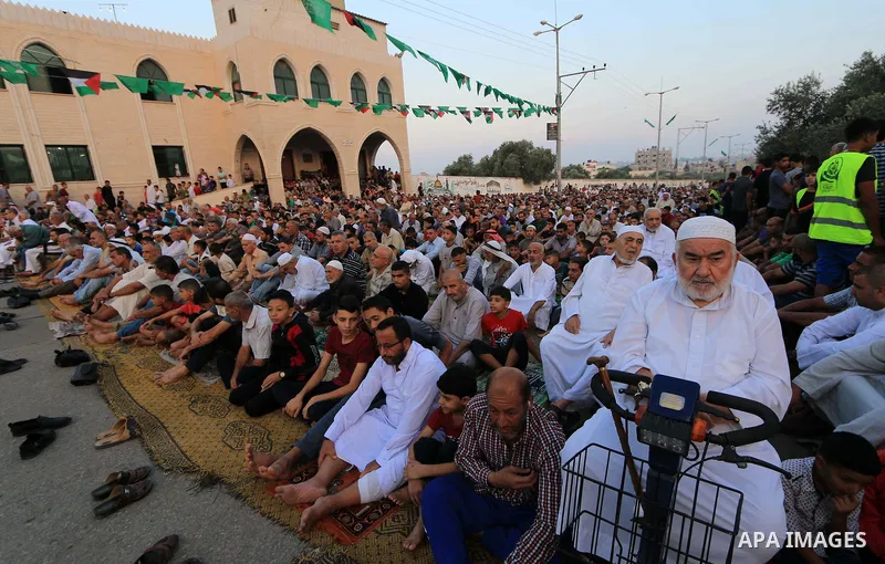 Palestinian muslims perform the prayer of Eid al-Adha or the feast of sacrifice, in al-Bureij refugee camp in the center of Gaza Strip, on August 21, 2018. Muslims around the world are celebrating Eid al-Adha, the "Feast...