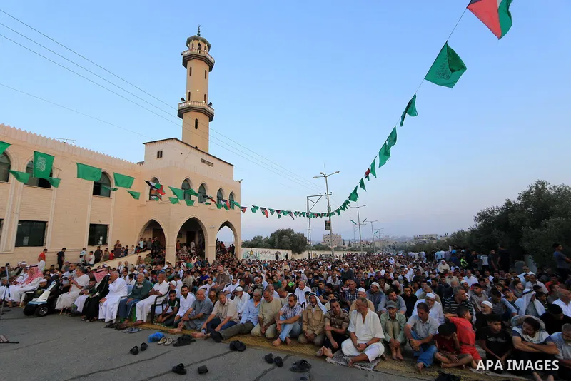 Palestinian muslims perform the prayer of Eid al-Adha or the feast of sacrifice, in al-Bureij refugee camp in the center of Gaza Strip, on August 21, 2018. Muslims around the world are celebrating Eid al-Adha, the "Feast...