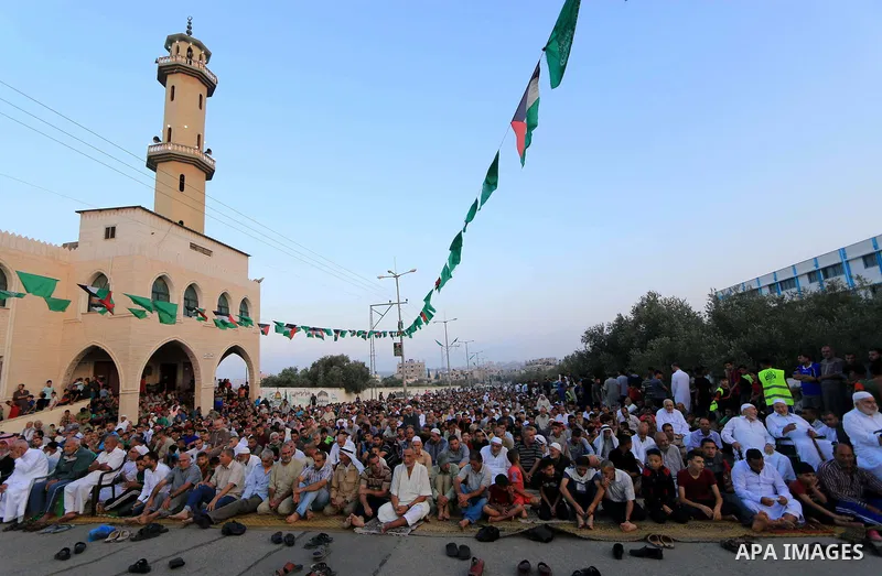 Palestinian muslims perform the prayer of Eid al-Adha or the feast of sacrifice, in al-Bureij refugee camp in the center of Gaza Strip, on August 21, 2018. Muslims around the world are celebrating Eid al-Adha, the "Feast...