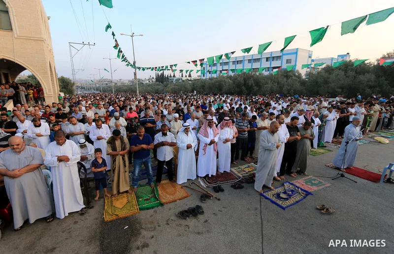 Palestinian muslims perform the prayer of Eid al-Adha or the feast of sacrifice, in al-Bureij refugee camp in the center of Gaza Strip, on August 21, 2018. Muslims around the world are celebrating Eid al-Adha, the "Feast...