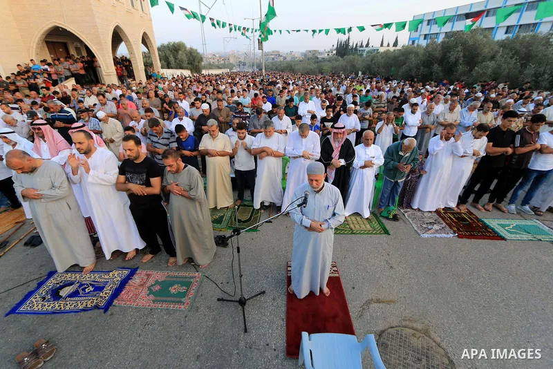 Palestinian muslims perform the prayer of Eid al-Adha or the feast of sacrifice, in al-Bureij refugee camp in the center of Gaza Strip, on August 21, 2018. Muslims around the world are celebrating Eid al-Adha, the "Feast...