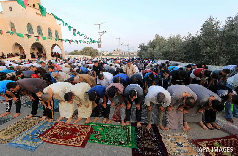 Palestinian muslims perform the prayer of Eid al-Adha or the feast of sacrifice, in al-Bureij refugee camp in the center of Gaza Strip, on August 21, 2018. Muslims around the world are celebrating Eid al-Adha, the "Feast...