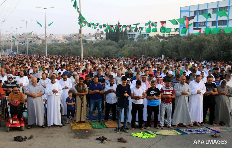 Palestinian muslims perform the prayer of Eid al-Adha or the feast of sacrifice, in al-Bureij refugee camp in the center of Gaza Strip, on August 21, 2018. Muslims around the world are celebrating Eid al-Adha, the "Feast...