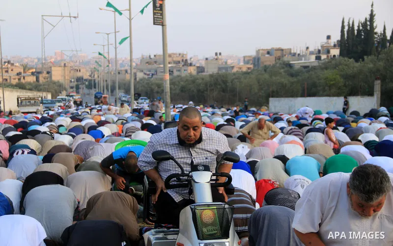 Palestinian muslims perform the prayer of Eid al-Adha or the feast of sacrifice, in al-Bureij refugee camp in the center of Gaza Strip, on August 21, 2018. Muslims around the world are celebrating Eid al-Adha, the "Feast...