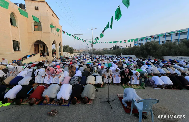 Palestinian muslims perform the prayer of Eid al-Adha or the feast of sacrifice, in al-Bureij refugee camp in the center of Gaza Strip, on August 21, 2018. Muslims around the world are celebrating Eid al-Adha, the "Feast...