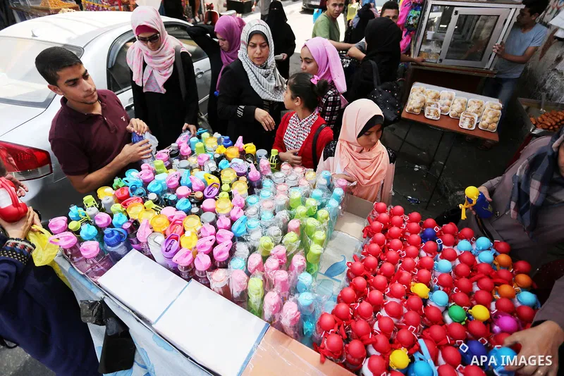 Palestinians shop at a market during preparation for the new school year in Gaza city, on August 26, 2018. Photo by Ashraf Amra
