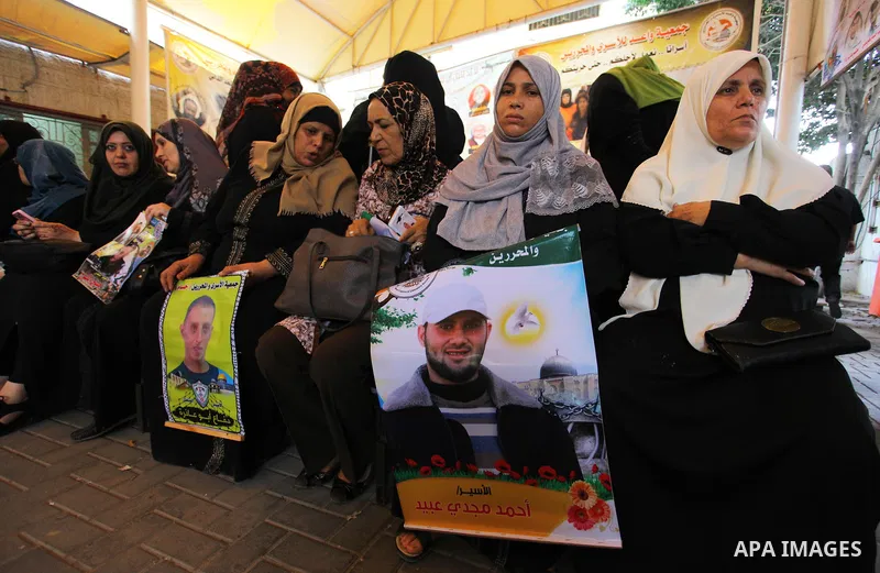 Palestinians take part in a protest to show solidarity with Palestinian prisoners held in Israeli jails, in front of Red cross office in Gaza city on August 27, 2018. Photo by Mahmoud Ajour
