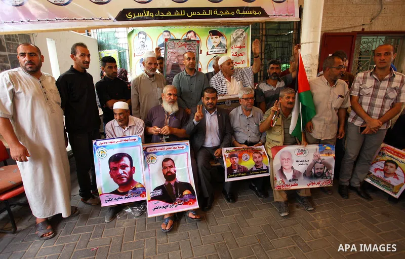 Palestinians take part in a protest to show solidarity with Palestinian prisoners held in Israeli jails, in front of Red cross office in Gaza city on August 27, 2018. Photo by Mahmoud Ajour