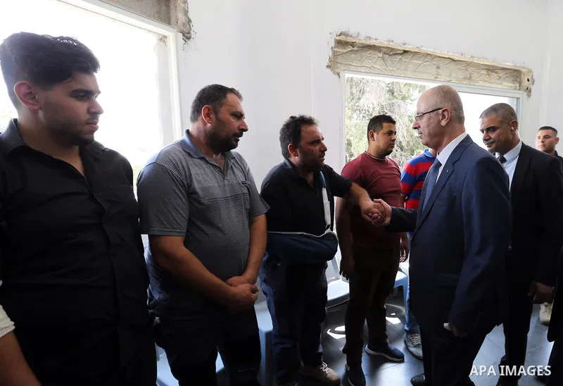 Palestinian Prime Minister Rami Hamdallah offered his condolences to al-Jawarish family, in the West Bank city of Bethlehem on August 27, 2018. Photo by Prime Minister Office