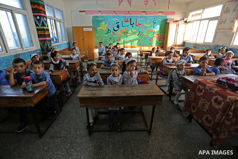 Palestinian students sit inside a classroom at their school belonging to the United Nations Relief and Works Agency for Palestinian Refugees (UNRWA) in Deir Al-Balah in the central Gaza Strip, on August 29, 2018. Photo b...