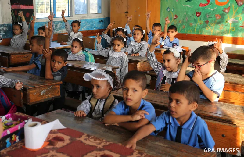Palestinian students sit inside a classroom at their school belonging to the United Nations Relief and Works Agency for Palestinian Refugees (UNRWA) in Deir Al-Balah in the central Gaza Strip, on August 29, 2018. Photo b...