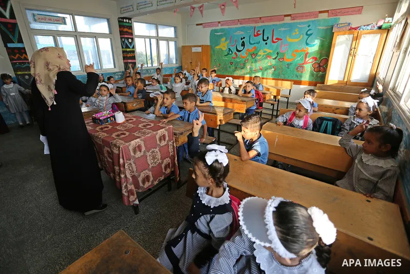 Palestinian students sit inside a classroom at their school belonging to the United Nations Relief and Works Agency for Palestinian Refugees (UNRWA) in Deir Al-Balah in the central Gaza Strip, on August 29, 2018. Photo b...