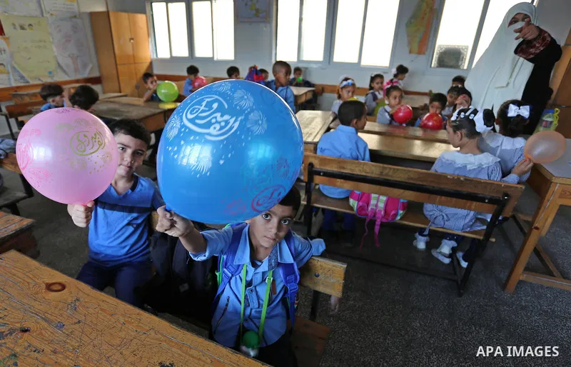 Palestinian students sit inside a classroom at their school belonging to the United Nations Relief and Works Agency for Palestinian Refugees (UNRWA) in Deir Al-Balah in the central Gaza Strip, on August 29, 2018. Photo b...