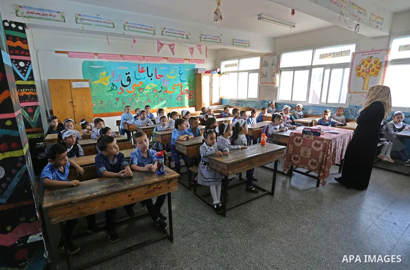 Palestinian students sit inside a classroom at their school belonging to the United Nations Relief and Works Agency for Palestinian Refugees (UNRWA) in Deir Al-Balah in the central Gaza Strip, on August 29, 2018. Photo b...