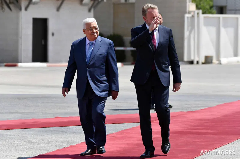 Palestinian President Mahmoud Abbas walks alongside with Chairman of the Tripartite Presidency of Bosnia and Herzegovina Bakir Izetbegovic during a reception ceremony in the West Bank city of Ramallah on August 29, 2018....