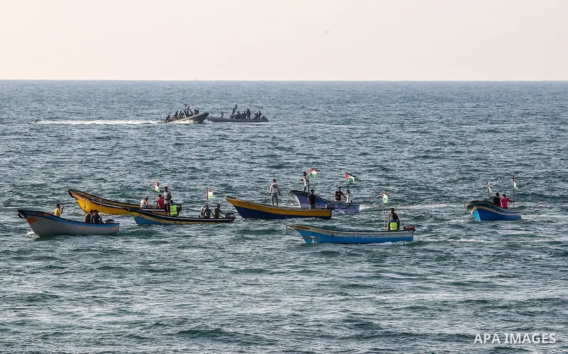 Palestinian protesters ride in speedboats near the Gaza sea barrier on the border with Israel near Kibbutz Zikim, north of Beit Lahia in the northern Gaza Strip on September 2, 2018. Photo by Atia Darwish