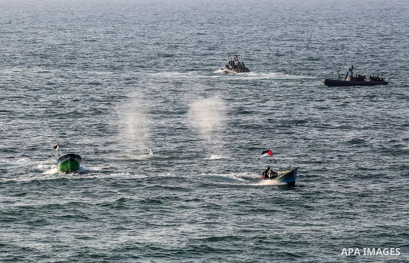 Palestinian protesters ride in speedboats near the Gaza sea barrier on the border with Israel near Kibbutz Zikim, north of Beit Lahia in the northern Gaza Strip on September 2, 2018. Photo by Atia Darwish