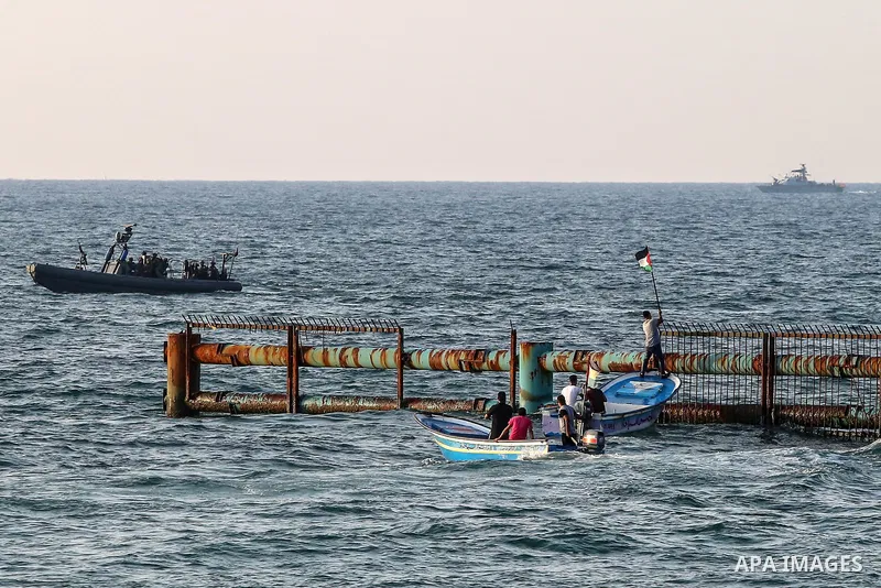 Palestinian protesters ride in speedboats near the Gaza sea barrier on the border with Israel near Kibbutz Zikim, north of Beit Lahia in the northern Gaza Strip on September 2, 2018. Photo by Atia Darwish