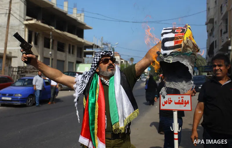 Palestinians take part in a protest to show solidarity with Palestinian prisoners held in Israeli jails, in front of Red cross office in Gaza city on Sept. 03, 2018. Photo by Mahmoud Ajour