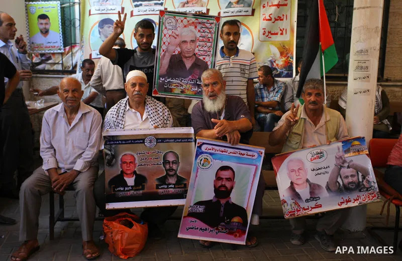 Palestinians take part in a protest to show solidarity with Palestinian prisoners held in Israeli jails, in front of Red cross office in Gaza city on Sept. 03, 2018. Photo by Mahmoud Ajour