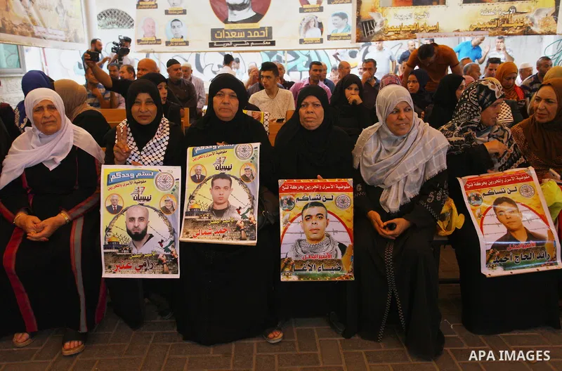 Palestinians take part in a protest to show solidarity with Palestinian prisoners held in Israeli jails, in front of Red cross office in Gaza city on Sept. 03, 2018. Photo by Mahmoud Ajour