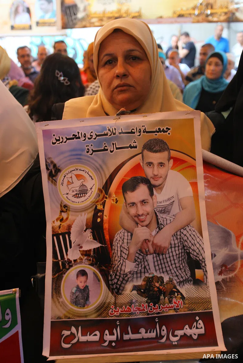 Palestinians take part in a protest to show solidarity with Palestinian prisoners held in Israeli jails, in front of Red cross office in Gaza city on Sept. 03, 2018. Photo by Mahmoud Ajour