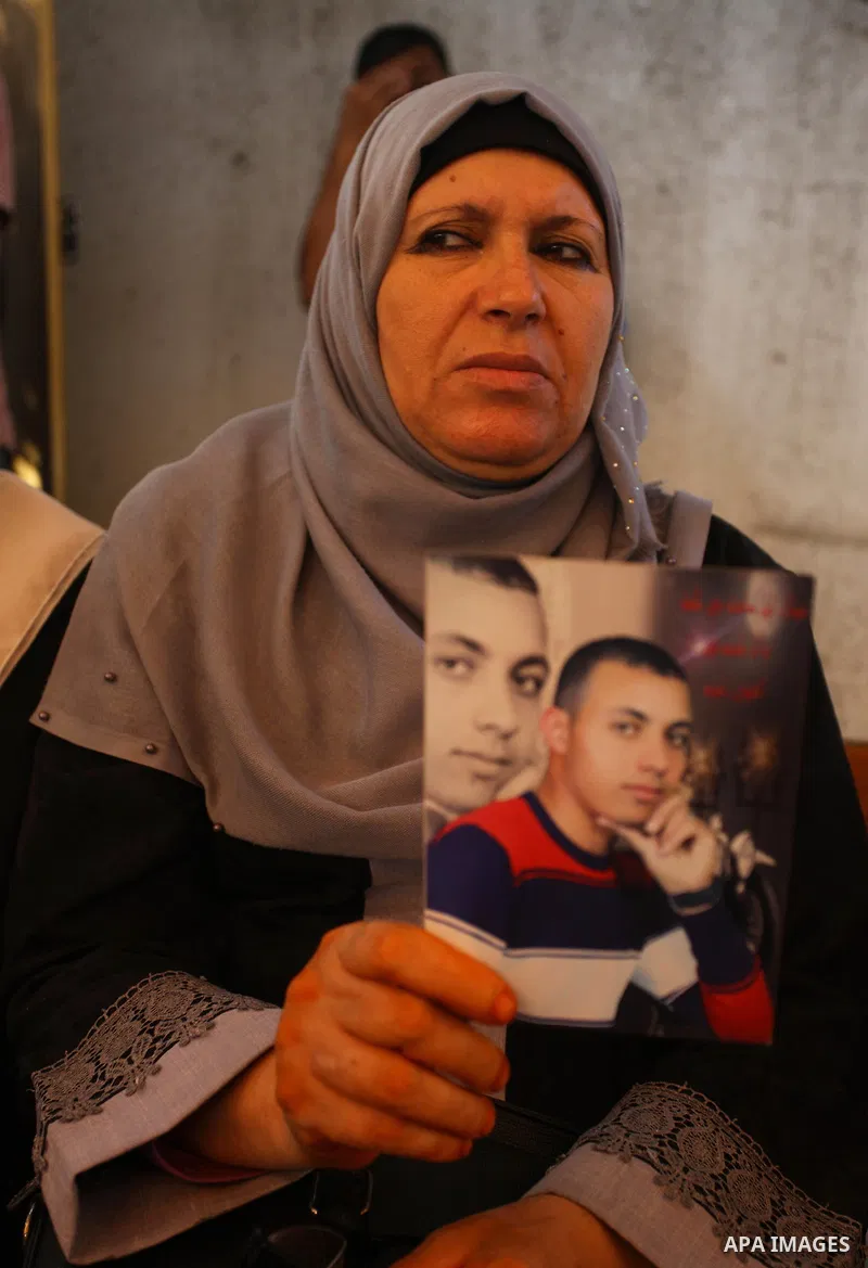 Palestinians take part in a protest to show solidarity with Palestinian prisoners held in Israeli jails, in front of Red cross office in Gaza city on Sept. 03, 2018. Photo by Mahmoud Ajour