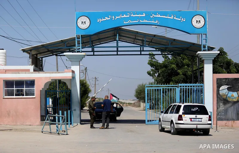 Palestinians stand outside the gate of Erez crossing with Israel in Beit Hanoun in the northern Gaza Strip on September 5, 2018. Israel closed on Wednesday Erez crossing with the Gaza Strip after a demonstration organize...