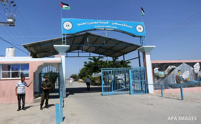 Palestinians stand outside the gate of Erez crossing with Israel in Beit Hanoun in the northern Gaza Strip on September 5, 2018. Israel closed on Wednesday Erez crossing with the Gaza Strip after a demonstration organize...
