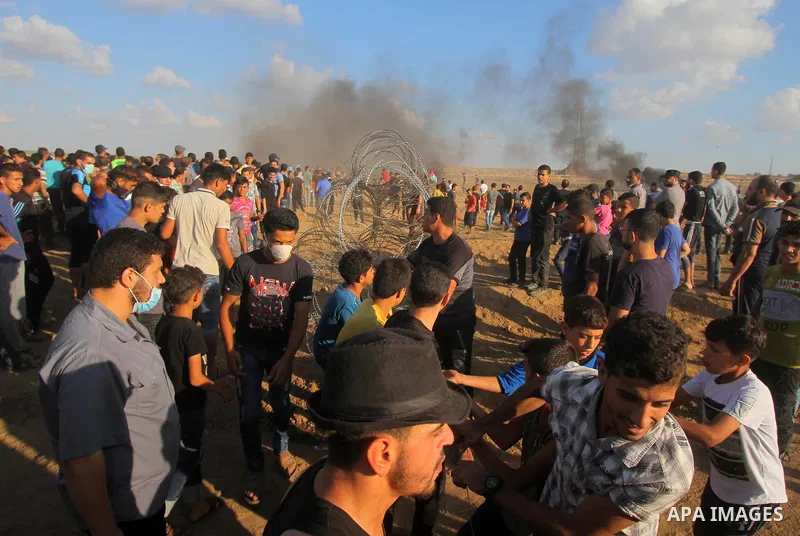 Palestinian protesters gather during clashes with Israeli troops in tents protest where Palestinians demand the right to return to their homeland at the Israel-Gaza border, in east of Gaza city on September 7, 2018. Phot...